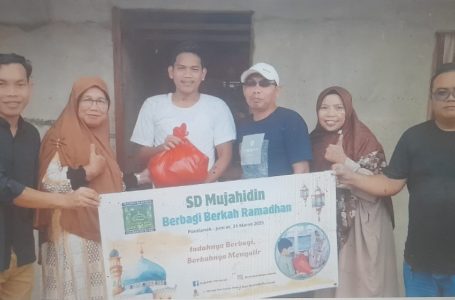Berkah Ramadan, Guru SD Mujahidin Pontianak Berikan Paketan Lebaran