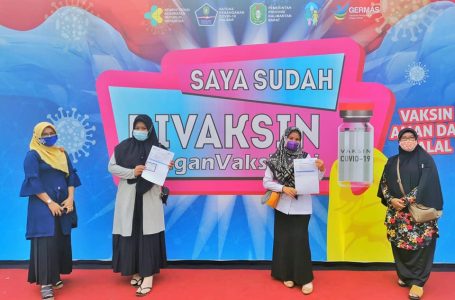 Guru SMA Mujahidin Mengikuti Vaksin Sinovac