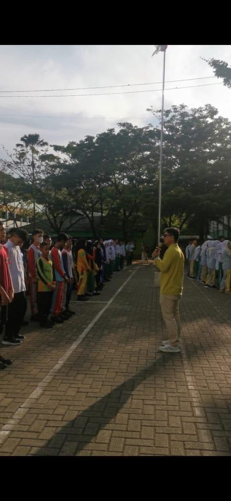 Kepala Sekolah SMA Mujahidin Pontianak memberikan sambutan kepada siswa siswa baru saat kegiatan MPLS 
