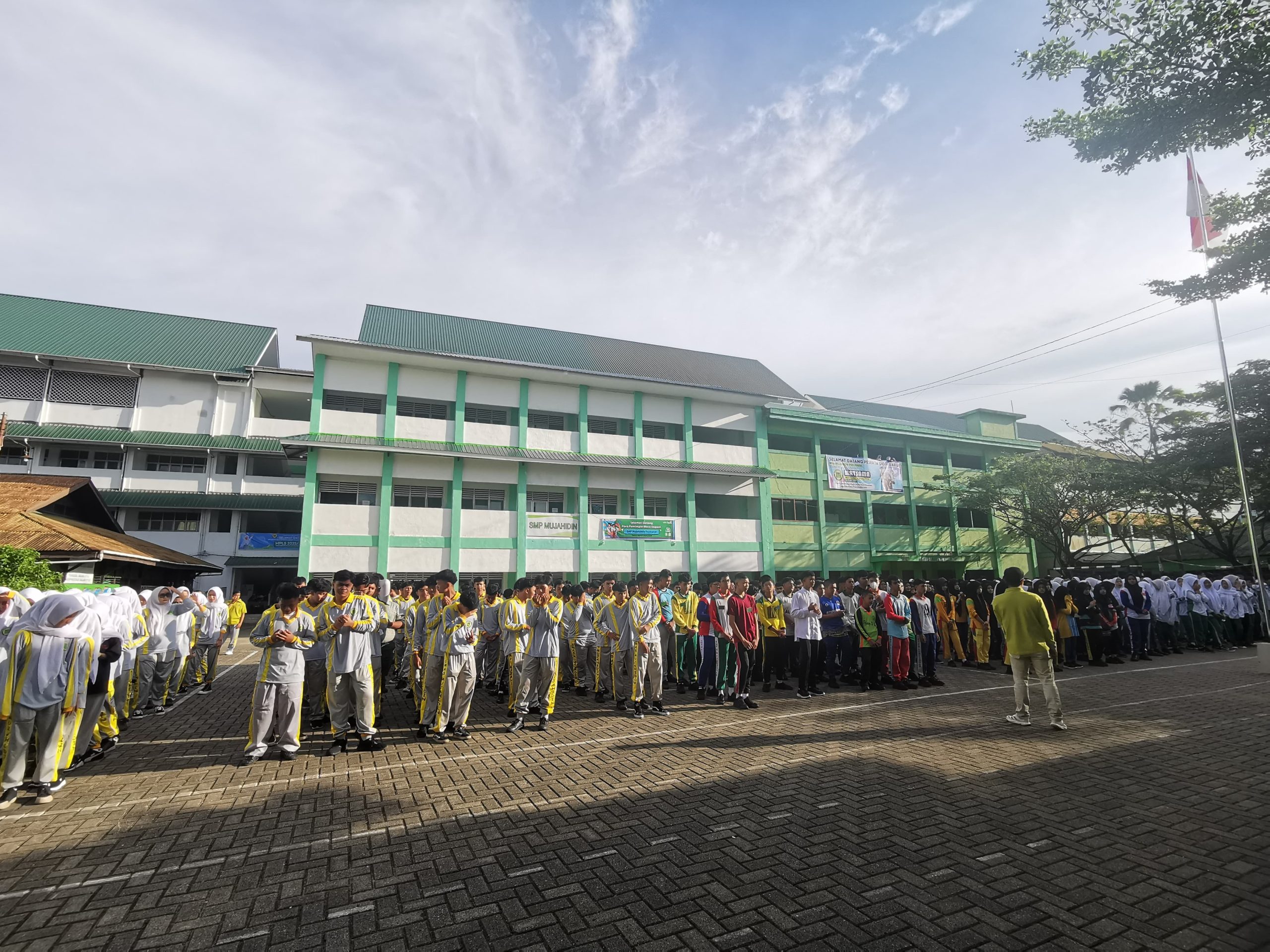 Jalan Sehat Bersama, Siswa-Siswi Baru SMA Mujahidin Pontianak Senang Ikuti MPLS