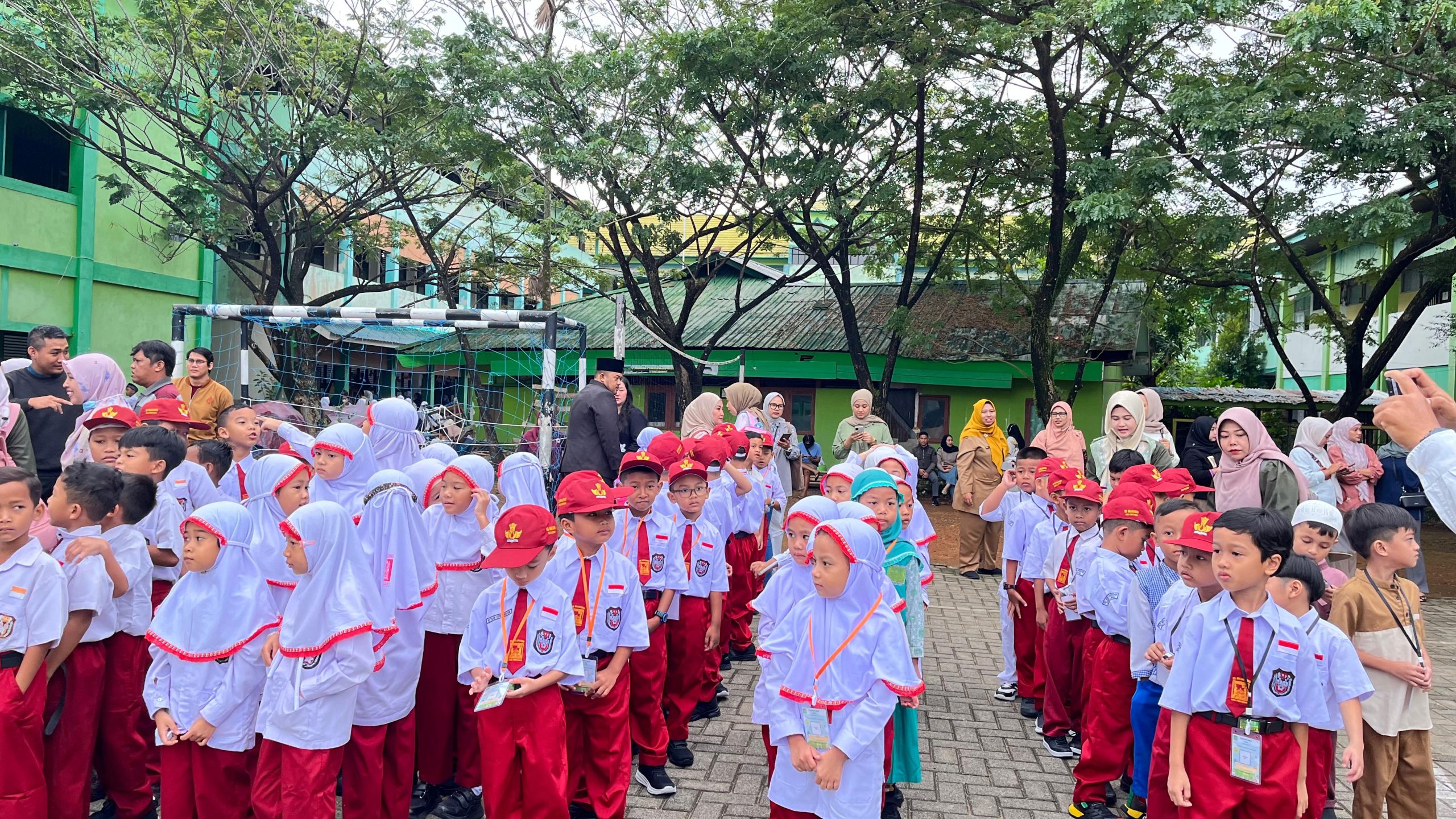 276 Siswa SD Mujahidin Pontianak Mengikuti MPLS Dengan Riang Gembira