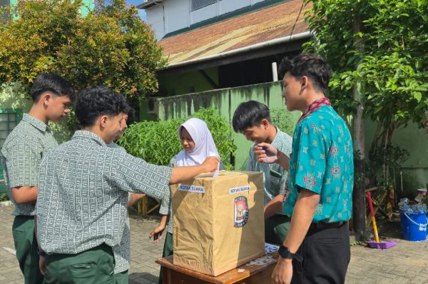 Berdemokrasi Sejak Dini, Ananda Dellan Nahkodai Ketua OSIS SMA Mujahidin Pontianak